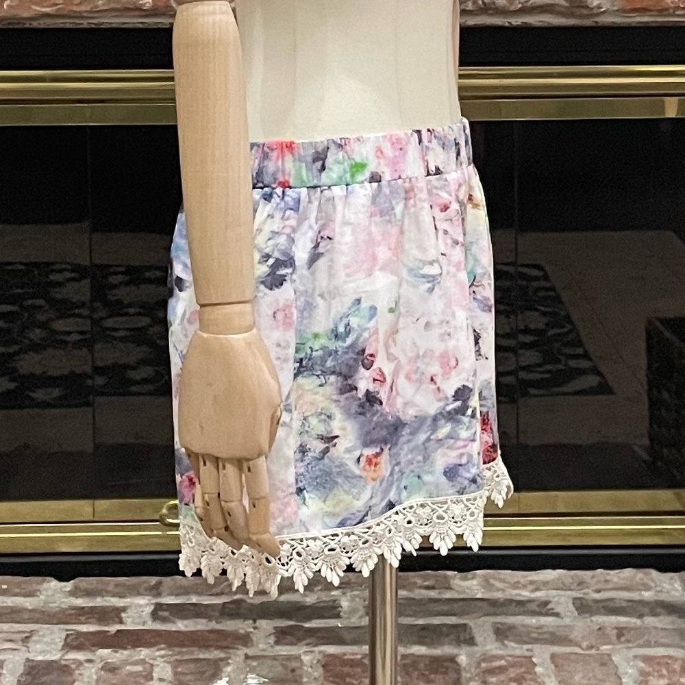 Floral abstract watercolor shorts with lace trim / M/L / Excellent condition - Picture 6 of 11